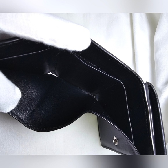 Beautiful wallet only damaged in the coin pocket can see the rest - Picture 11 of 14